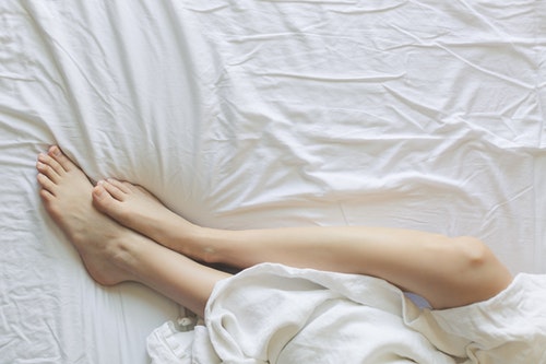 ベッドの中の女性の足